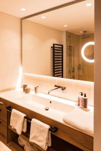 格伦索嫩霍夫酒店的一间带水槽和大镜子的浴室