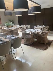 瓦伦西亚泽尼特瓦伦西亚酒店的用餐室配有桌椅和灯光