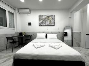 雅典Beautiful Apartment for Two的一间卧室配有一张床,上面有两条毛巾