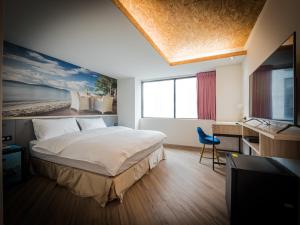 高雄良辰吉时精品旅店 的一间卧室配有一张床、一张书桌和一台电视