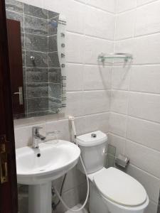 欧普尔دار اليسر لخدمات الاعمال的浴室配有白色卫生间和盥洗盆。