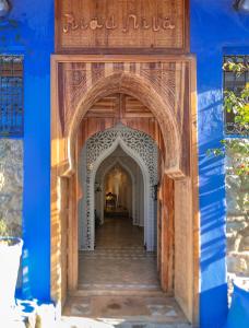 舍夫沙万Riad Nila的带有拱门的蓝色建筑的入口