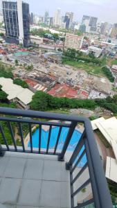 宿务Arlowes Cebu at 20f Grand Residences Cebu的从大楼的阳台上可欣赏到城市景观