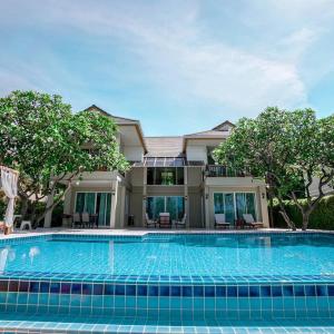 考陶SeaRidge Hua Hin Resort & Poolvilla的房屋前的大型游泳池
