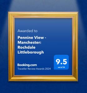 LittleboroughPennine View - Manchester: Rochdale Littleborough的蓝色墙上的金色画框