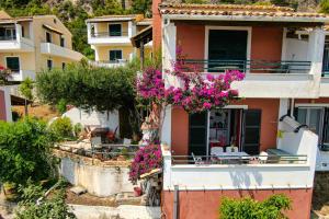 格利法达Athena's Veranda magestic views in Glyfada beach of Corfu by New Era的旁边是一座粉红色花卉的房子