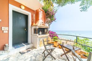格利法达Athena's Veranda magestic views in Glyfada beach of Corfu by New Era的房屋设有壁炉、桌子和椅子