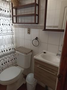 阿尔加罗沃阿尔加罗沃卡瓦尼亚斯的奎伦西亚乡村民俗的一间带卫生间和水槽的小浴室