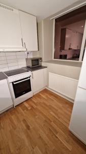 Mysigt Stadsoas: En Modern lägenhet med 2 sovrum的厨房或小厨房