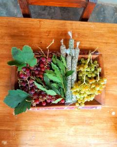 SeclantásLa Posada de Cloe的木桌上放着一大堆水果和蔬菜