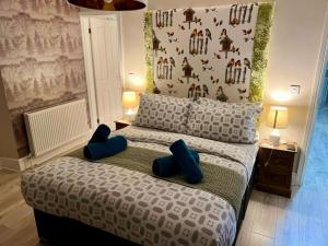 贝图瑟科伊德Summerhill Guest House的一间卧室配有一张带蓝色枕头的大床