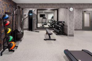沃索沃索拉昆塔酒店的健身房里设有数台跑步机和机器