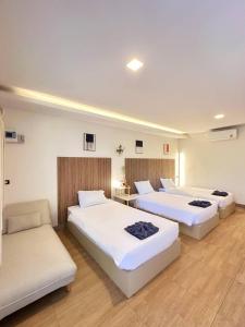 Takua PaPalm Scenery Resort的一间酒店客房,房间内设有三张床