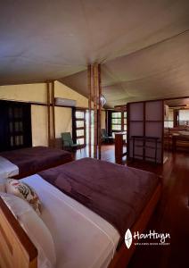 帕拉马里博Houttuyn Wellness River Resort的一间带两张床的卧室和一间客厅