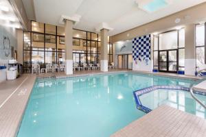 约翰斯敦Comfort Inn & Suites的大楼里一个蓝色的大泳池