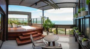 若昂佩索阿HCM - Hotel Corais de Manaira的一个带桌椅的海景阳台