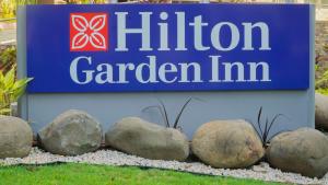 巴拿马城巴拿马市中心希尔顿花园酒店的希尔森花园旅馆标志