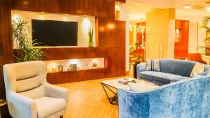 巴拿马城巴拿马市中心希尔顿花园酒店的客厅配有沙发、椅子和电视