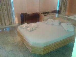 里约热内卢卡门多乐汽车旅馆（仅限成人）的客房内的一张带毛巾的床