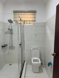 OgbojoWyndham Villa的白色的浴室设有卫生间和淋浴。