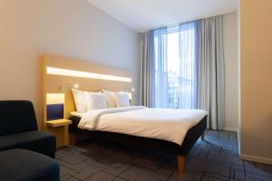 马尔默Best Western Plus Park City Malmö的酒店客房设有一张床和一个大窗户