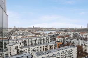 斯德哥尔摩Best Western Plus Park City Hammarby Sjöstad的享有拥有建筑和河流的城市美景