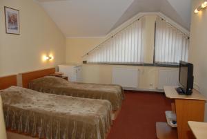 德罗贝塔-塞维林堡图尔努尼卡欧罗巴旅馆的酒店客房设有两张床和电视。