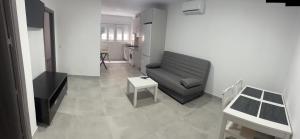 马拉加Apartamento Tejares 2B的客厅配有沙发和桌子
