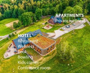 什平德莱鲁夫姆林Amenity Hotel & Resort Špindlerův Mlýn的享有酒店和度假村的空中景致