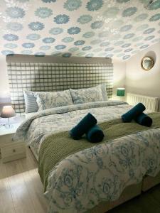 贝图瑟科伊德Summerhill Guest House的一间卧室配有一张带蓝色枕头的大床