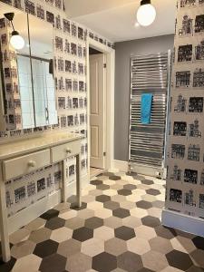 贝图瑟科伊德Summerhill Guest House的浴室设有 ⁇ 制地板和大镜子