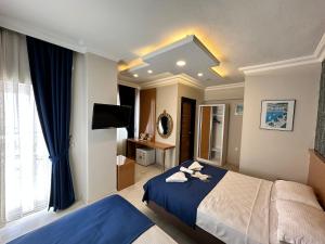 安塔利亚Serenity suites Hotel的一间卧室配有一张带蓝色毯子的大床