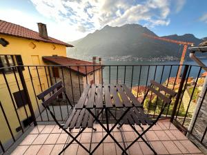 波尼亚纳拉廖La Casa del Mastro - Como Lake的山景阳台上的野餐桌