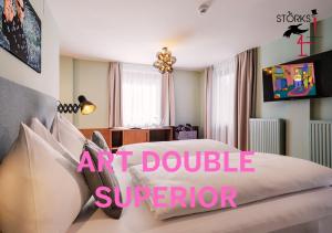 巴特霍夫加施泰因Hotel Bad Hofgastein - The STORKS - Adults Only - Bergbahnen bis November inklusive的一间卧室配有一张带粉红色标志的大床
