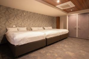 周南市ピンポンホテル&キャビン pin pon hotel & cabin的一间卧室,卧室内配有一张大床