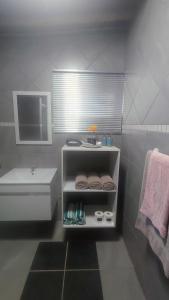 蒙塔古Tafelkop Keisie Self Catering Cottage的浴室配有盥洗盆、卫生间和浴缸。