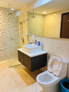 吉隆坡Regalia Spritz Empire Hostel的一间带卫生间、水槽和镜子的浴室