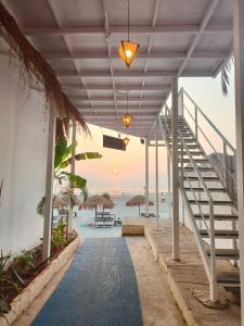 曼德姆Aqua Beach Resort Ashwem的通往海滩的楼梯,享有海景