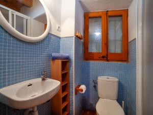 卡隆赫Holiday Home Sant Joan by Interhome的一间带水槽、卫生间和镜子的浴室