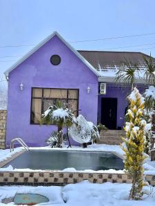 伊斯梅尔雷AkbA-Frame3的紫色房子,地面上有雪