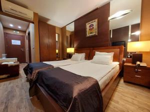 普列文普列文城市酒店的一间卧室,卧室内配有一张大床