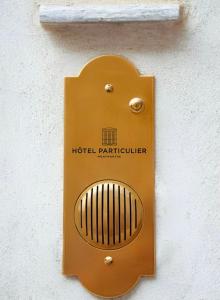 巴黎蒙马特高地特别酒店的建筑物一侧的金属板