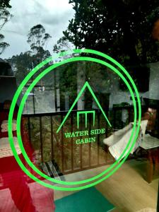 纳拉坦尼亚Water Side Residence的水边小屋的窗户上的一个绿色标志