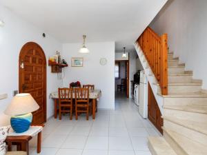迈阿密普拉特亚Holiday Home Blanca by Interhome的厨房以及带楼梯和桌子的用餐室