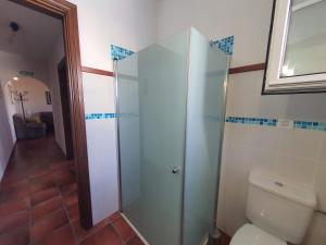 埃尔帕索卡萨巴戎度假屋的一间带卫生间和玻璃淋浴间的浴室