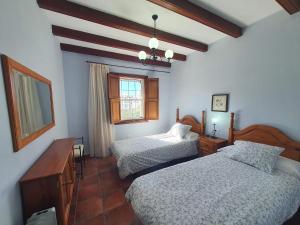 埃尔帕索卡萨巴戎度假屋的一间卧室设有两张床和窗户。