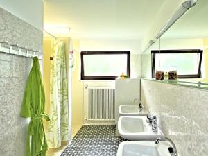 拉特恩斯Holiday Home Runnimoos-3 by Interhome的浴室设有2个水槽和2面镜子