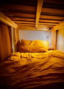 Camp Hillcrest Bunkhouse的一张未铺好的床,位于带木制双层床的客房内