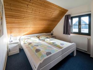 LauterwasserHoliday Home Holiday Hill 55 by Interhome的一间卧室设有一张木天花板床。