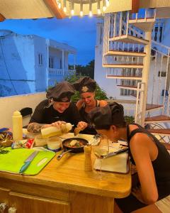 卡塔赫纳Life is Good Cartagena Hostel的一群坐在餐桌上吃食物的人